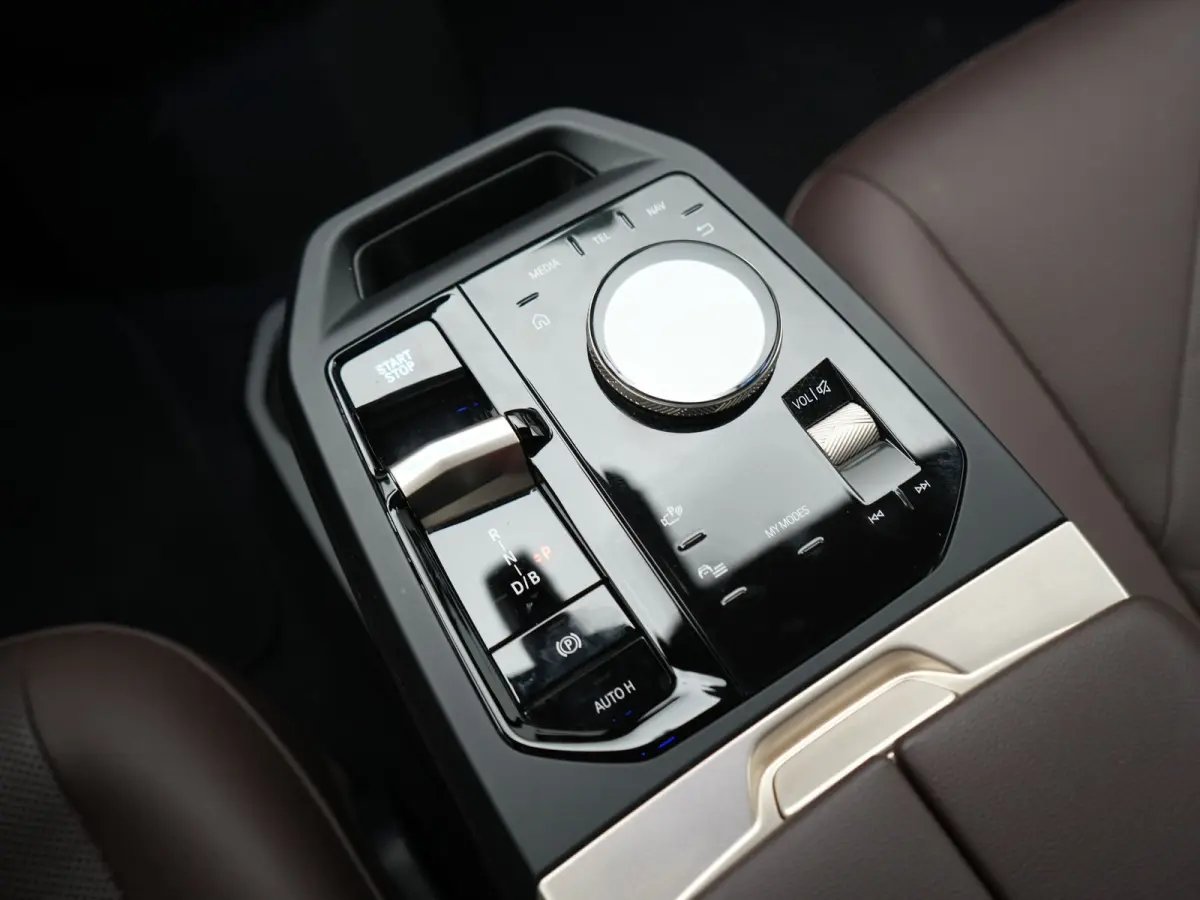 xDrive40 Excellence 77 kWh 327pk | SOH 96,9% | Trekhaak Af Fabriek | Panodak Sky Lounge | Adaptive Cruise | Head Up | 360 Camera | Harman / Kardon | Lederen Sportstoelen & Stuur Verwarmd | S