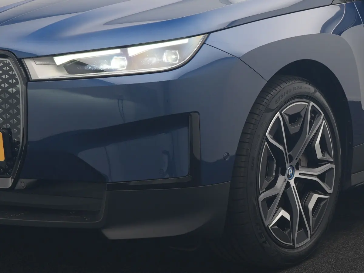 xDrive40 Excellence 77 kWh 327pk | SOH 96,9% | Trekhaak Af Fabriek | Panodak Sky Lounge | Adaptive Cruise | Head Up | 360 Camera | Harman / Kardon | Lederen Sportstoelen & Stuur Verwarmd | S
