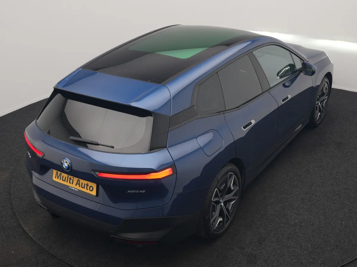 xDrive40 Excellence 77 kWh 327pk | SOH 96,9% | Trekhaak Af Fabriek | Panodak Sky Lounge | Adaptive Cruise | Head Up | 360 Camera | Harman / Kardon | Lederen Sportstoelen & Stuur Verwarmd | S