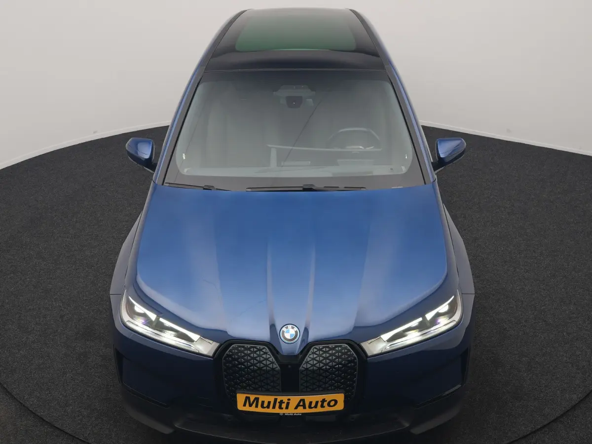 xDrive40 Excellence 77 kWh 327pk | SOH 96,9% | Trekhaak Af Fabriek | Panodak Sky Lounge | Adaptive Cruise | Head Up | 360 Camera | Harman / Kardon | Lederen Sportstoelen & Stuur Verwarmd | S