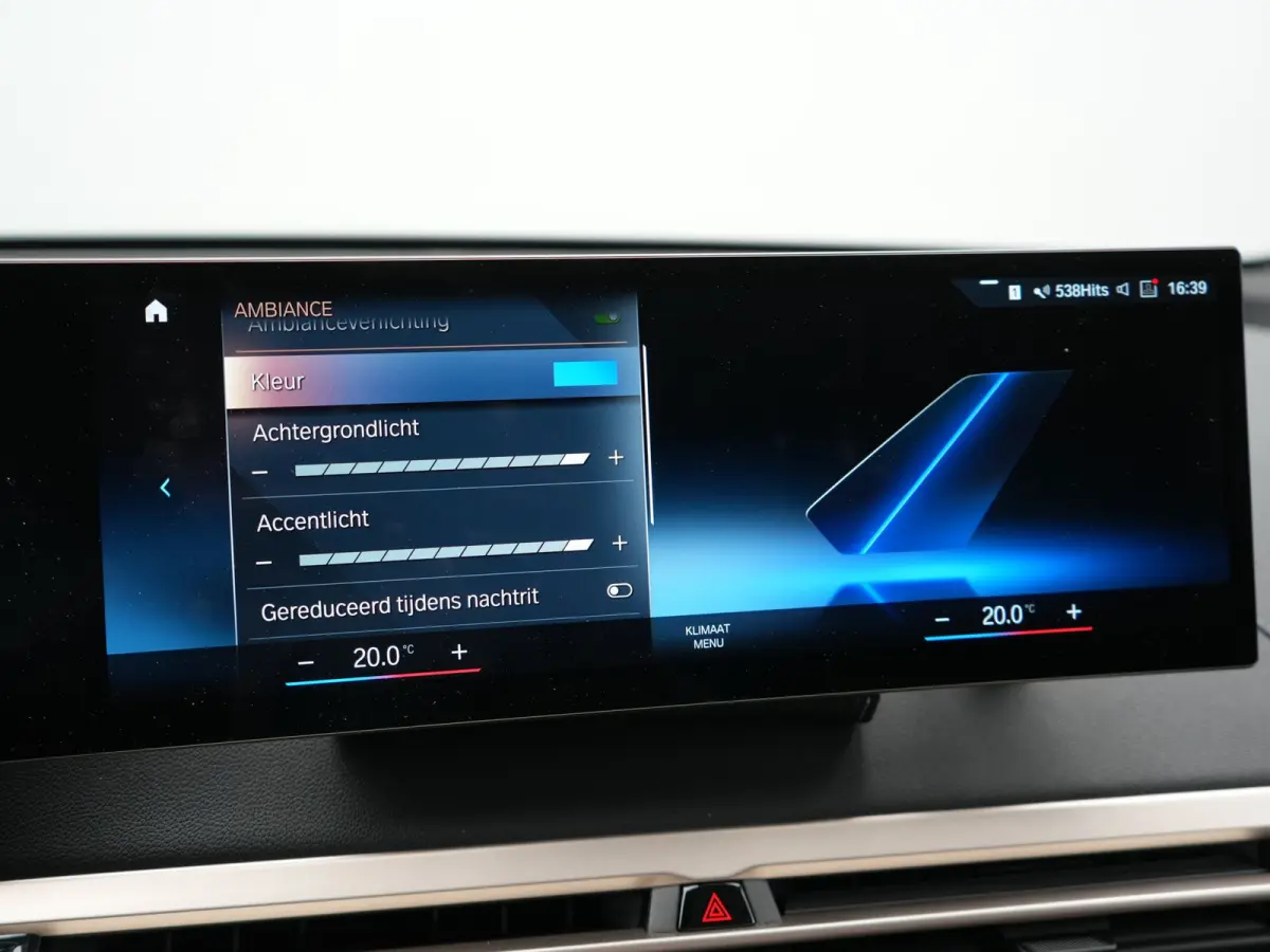 xDrive40 Excellence 77 kWh 327pk | SOH 96,9% | Trekhaak Af Fabriek | Panodak Sky Lounge | Adaptive Cruise | Head Up | 360 Camera | Harman / Kardon | Lederen Sportstoelen & Stuur Verwarmd | S