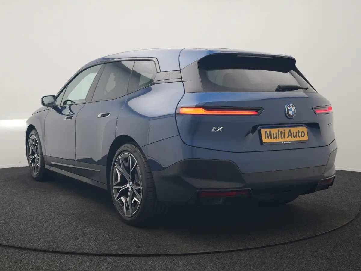 xDrive40 Excellence 77 kWh 327pk | SOH 96,9% | Trekhaak Af Fabriek | Panodak Sky Lounge | Adaptive Cruise | Head Up | 360 Camera | Harman / Kardon | Lederen Sportstoelen & Stuur Verwarmd | S