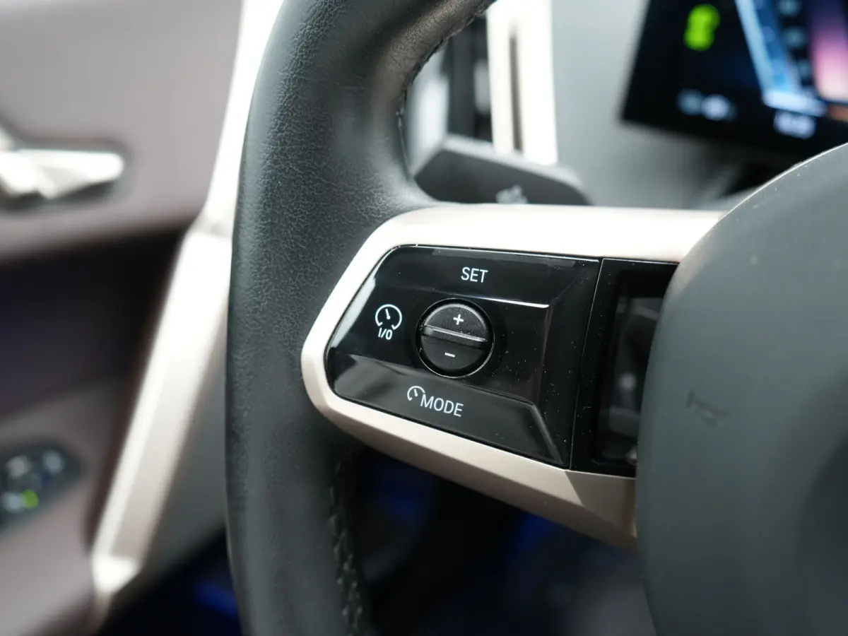 xDrive40 Excellence 77 kWh 327pk | SOH 96,9% | Trekhaak Af Fabriek | Panodak Sky Lounge | Adaptive Cruise | Head Up | 360 Camera | Harman / Kardon | Lederen Sportstoelen & Stuur Verwarmd | S