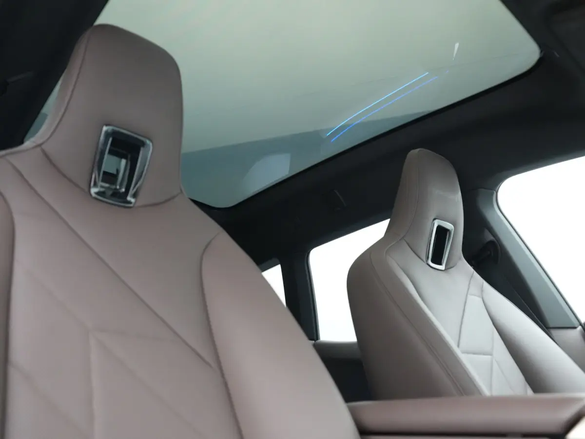 xDrive40 Excellence 77 kWh 327pk | SOH 96,9% | Trekhaak Af Fabriek | Panodak Sky Lounge | Adaptive Cruise | Head Up | 360 Camera | Harman / Kardon | Lederen Sportstoelen & Stuur Verwarmd | S