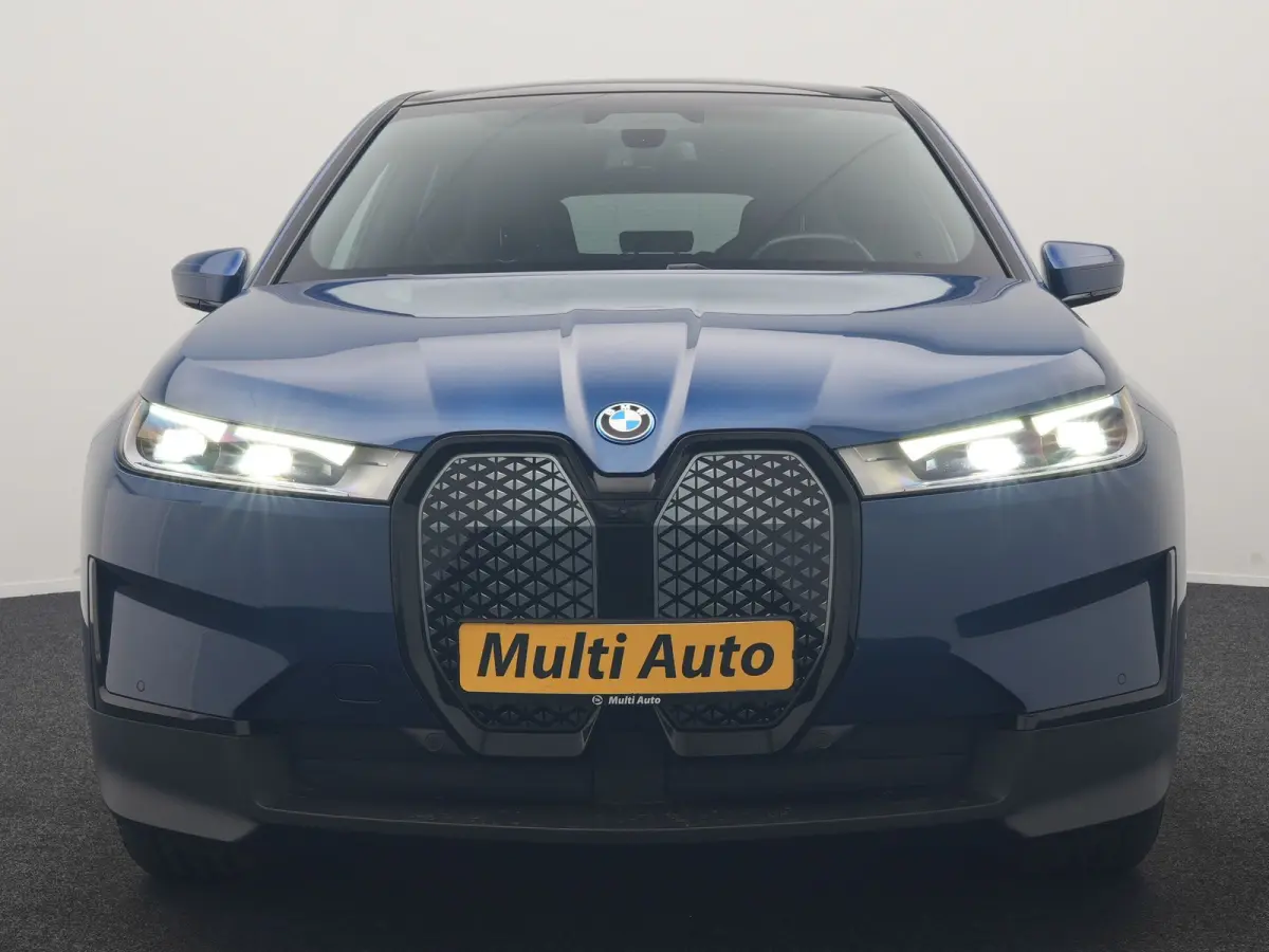 xDrive40 Excellence 77 kWh 327pk | SOH 96,9% | Trekhaak Af Fabriek | Panodak Sky Lounge | Adaptive Cruise | Head Up | 360 Camera | Harman / Kardon | Lederen Sportstoelen & Stuur Verwarmd | S