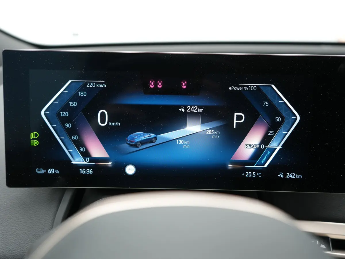 xDrive40 Excellence 77 kWh 327pk | SOH 96,9% | Trekhaak Af Fabriek | Panodak Sky Lounge | Adaptive Cruise | Head Up | 360 Camera | Harman / Kardon | Lederen Sportstoelen & Stuur Verwarmd | S