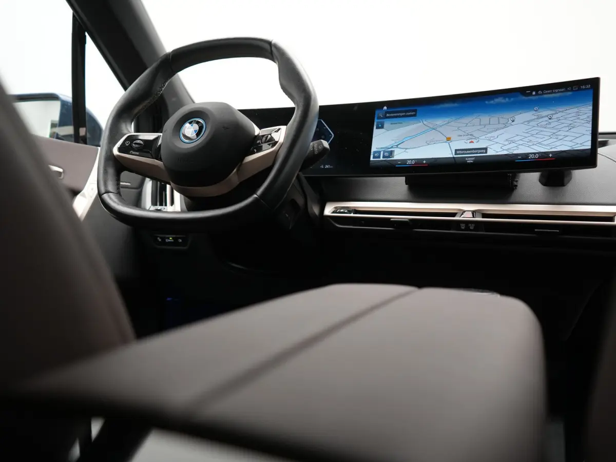 xDrive40 Excellence 77 kWh 327pk | SOH 96,9% | Trekhaak Af Fabriek | Panodak Sky Lounge | Adaptive Cruise | Head Up | 360 Camera | Harman / Kardon | Lederen Sportstoelen & Stuur Verwarmd | S