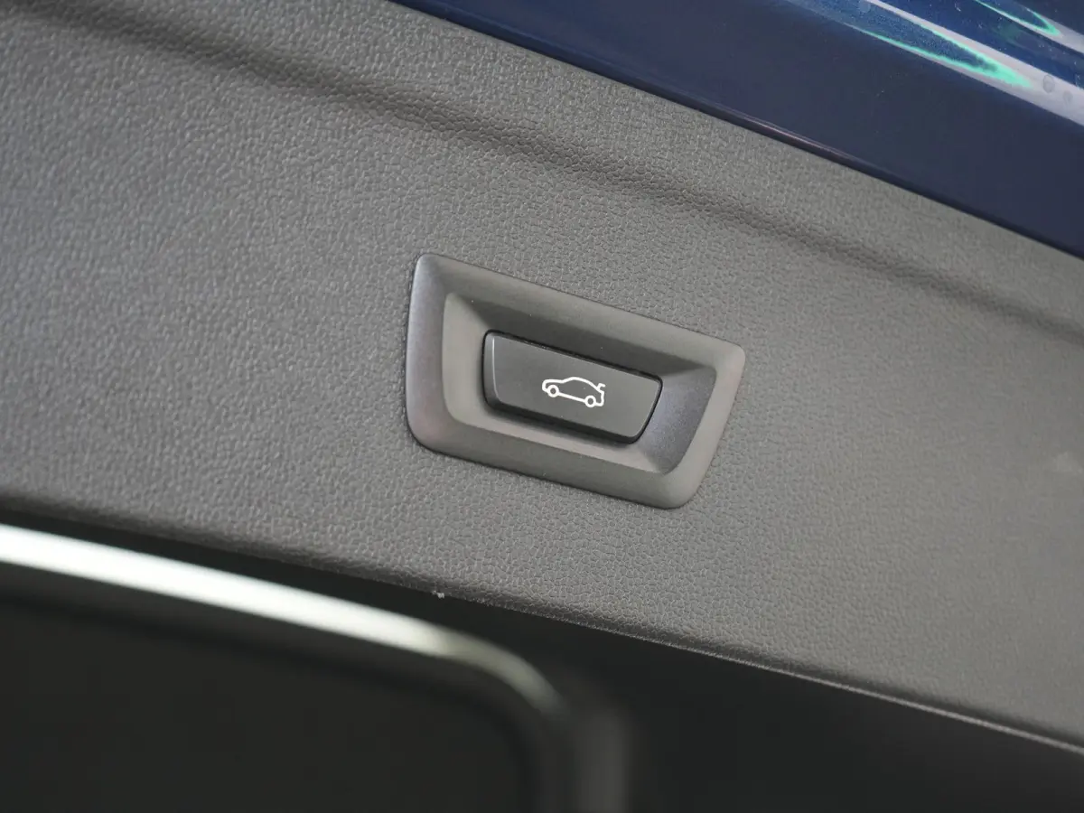 xDrive40 Excellence 77 kWh 327pk | SOH 96,9% | Trekhaak Af Fabriek | Panodak Sky Lounge | Adaptive Cruise | Head Up | 360 Camera | Harman / Kardon | Lederen Sportstoelen & Stuur Verwarmd | S