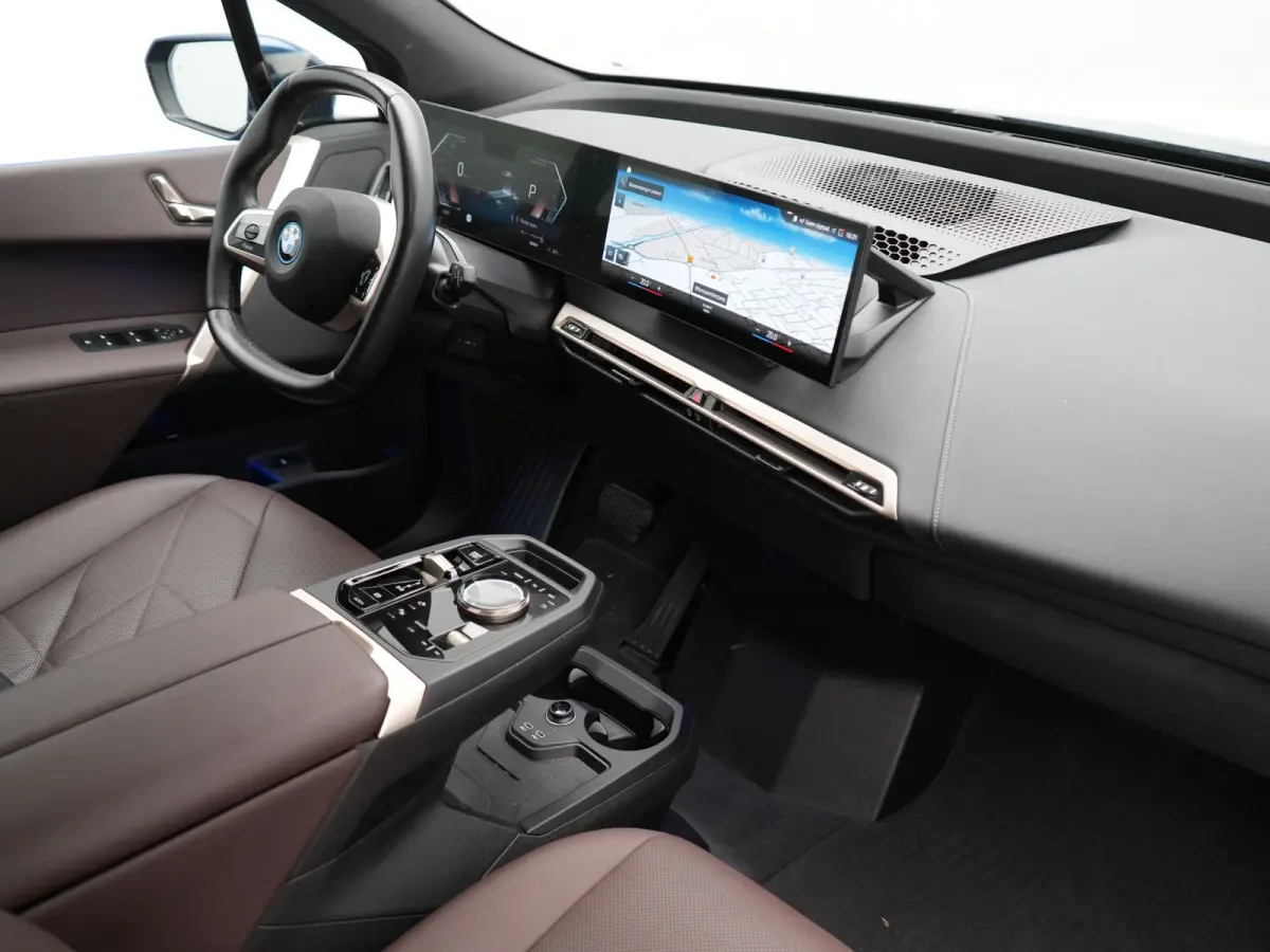 xDrive40 Excellence 77 kWh 327pk | SOH 96,9% | Trekhaak Af Fabriek | Panodak Sky Lounge | Adaptive Cruise | Head Up | 360 Camera | Harman / Kardon | Lederen Sportstoelen & Stuur Verwarmd | S