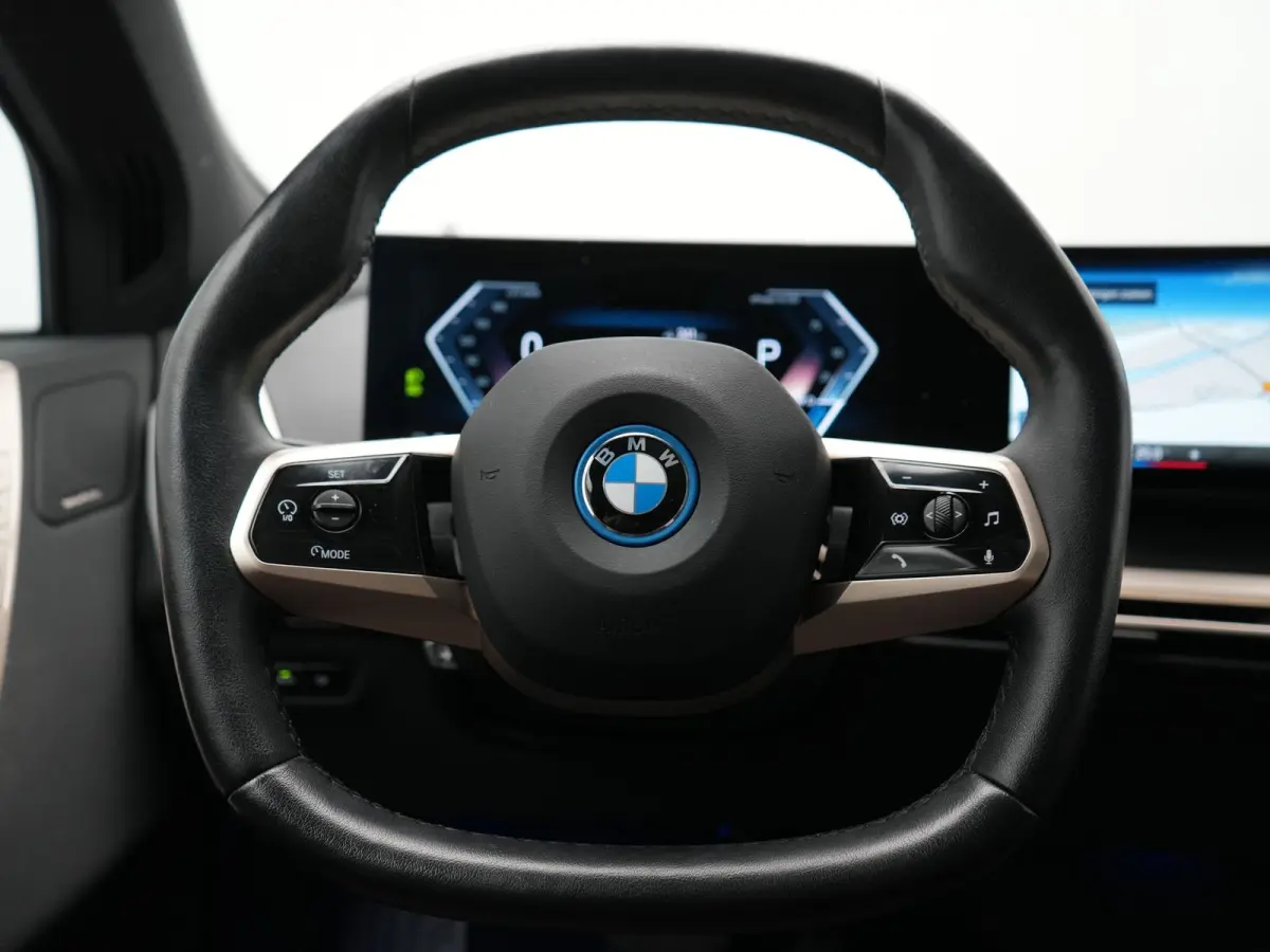 xDrive40 Excellence 77 kWh 327pk | SOH 96,9% | Trekhaak Af Fabriek | Panodak Sky Lounge | Adaptive Cruise | Head Up | 360 Camera | Harman / Kardon | Lederen Sportstoelen & Stuur Verwarmd | S