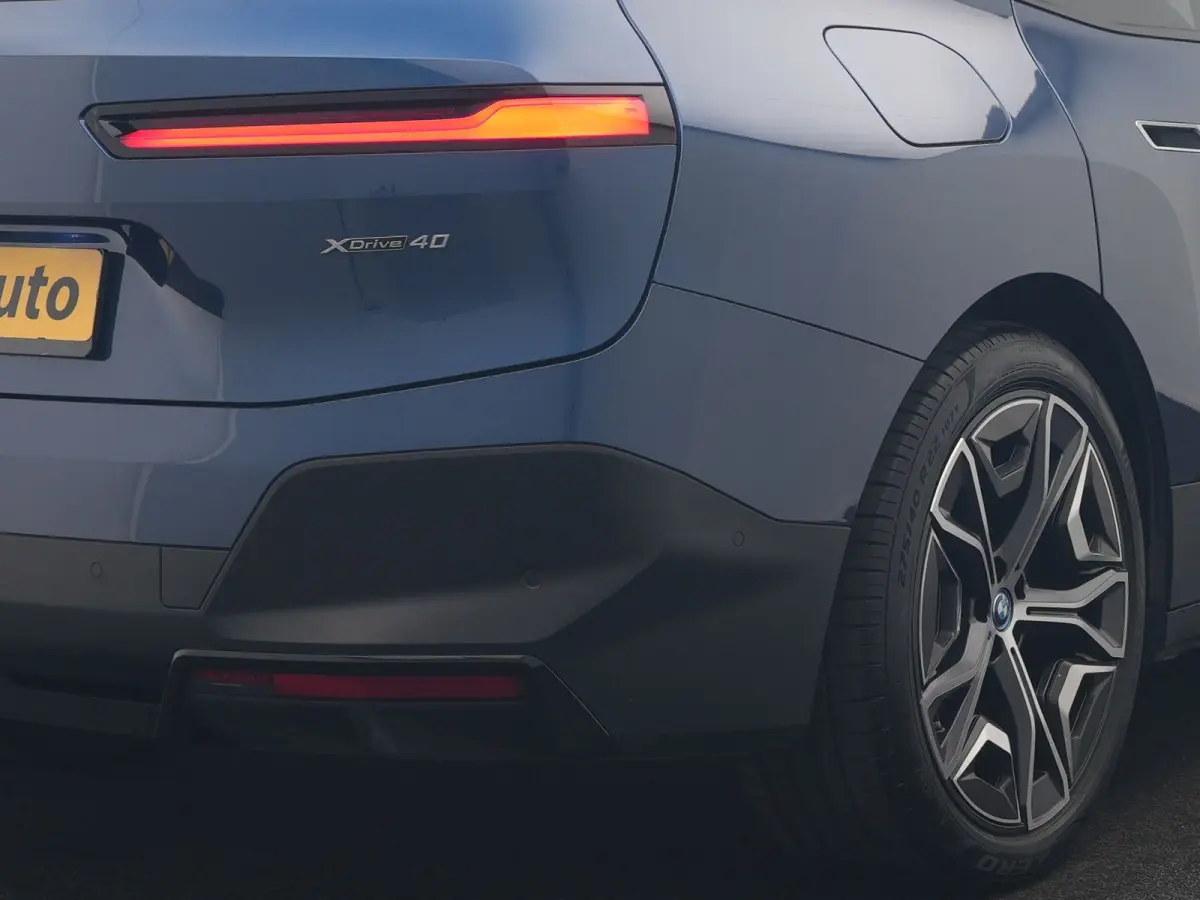 xDrive40 Excellence 77 kWh 327pk | SOH 96,9% | Trekhaak Af Fabriek | Panodak Sky Lounge | Adaptive Cruise | Head Up | 360 Camera | Harman / Kardon | Lederen Sportstoelen & Stuur Verwarmd | S