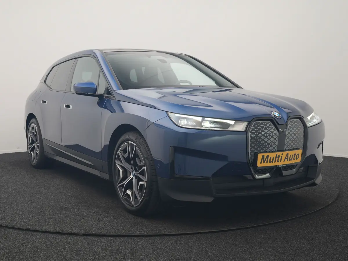xDrive40 Excellence 77 kWh 327pk | SOH 96,9% | Trekhaak Af Fabriek | Panodak Sky Lounge | Adaptive Cruise | Head Up | 360 Camera | Harman / Kardon | Lederen Sportstoelen & Stuur Verwarmd | S