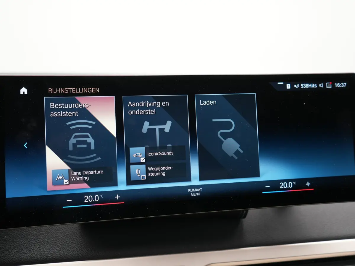 xDrive40 Excellence 77 kWh 327pk | SOH 96,9% | Trekhaak Af Fabriek | Panodak Sky Lounge | Adaptive Cruise | Head Up | 360 Camera | Harman / Kardon | Lederen Sportstoelen & Stuur Verwarmd | S