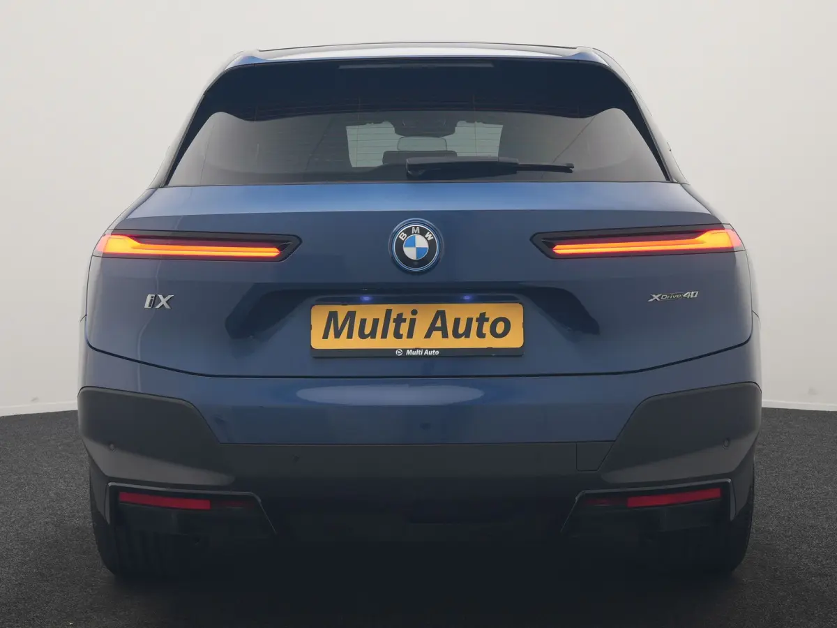 xDrive40 Excellence 77 kWh 327pk | SOH 96,9% | Trekhaak Af Fabriek | Panodak Sky Lounge | Adaptive Cruise | Head Up | 360 Camera | Harman / Kardon | Lederen Sportstoelen & Stuur Verwarmd | S