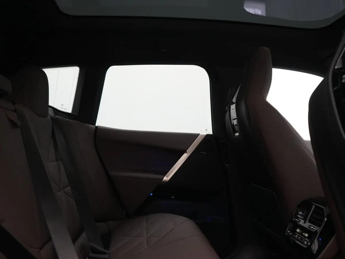 xDrive40 Excellence 77 kWh 327pk | SOH 96,9% | Trekhaak Af Fabriek | Panodak Sky Lounge | Adaptive Cruise | Head Up | 360 Camera | Harman / Kardon | Lederen Sportstoelen & Stuur Verwarmd | S