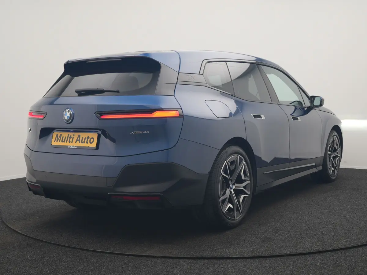 xDrive40 Excellence 77 kWh 327pk | SOH 96,9% | Trekhaak Af Fabriek | Panodak Sky Lounge | Adaptive Cruise | Head Up | 360 Camera | Harman / Kardon | Lederen Sportstoelen & Stuur Verwarmd | S