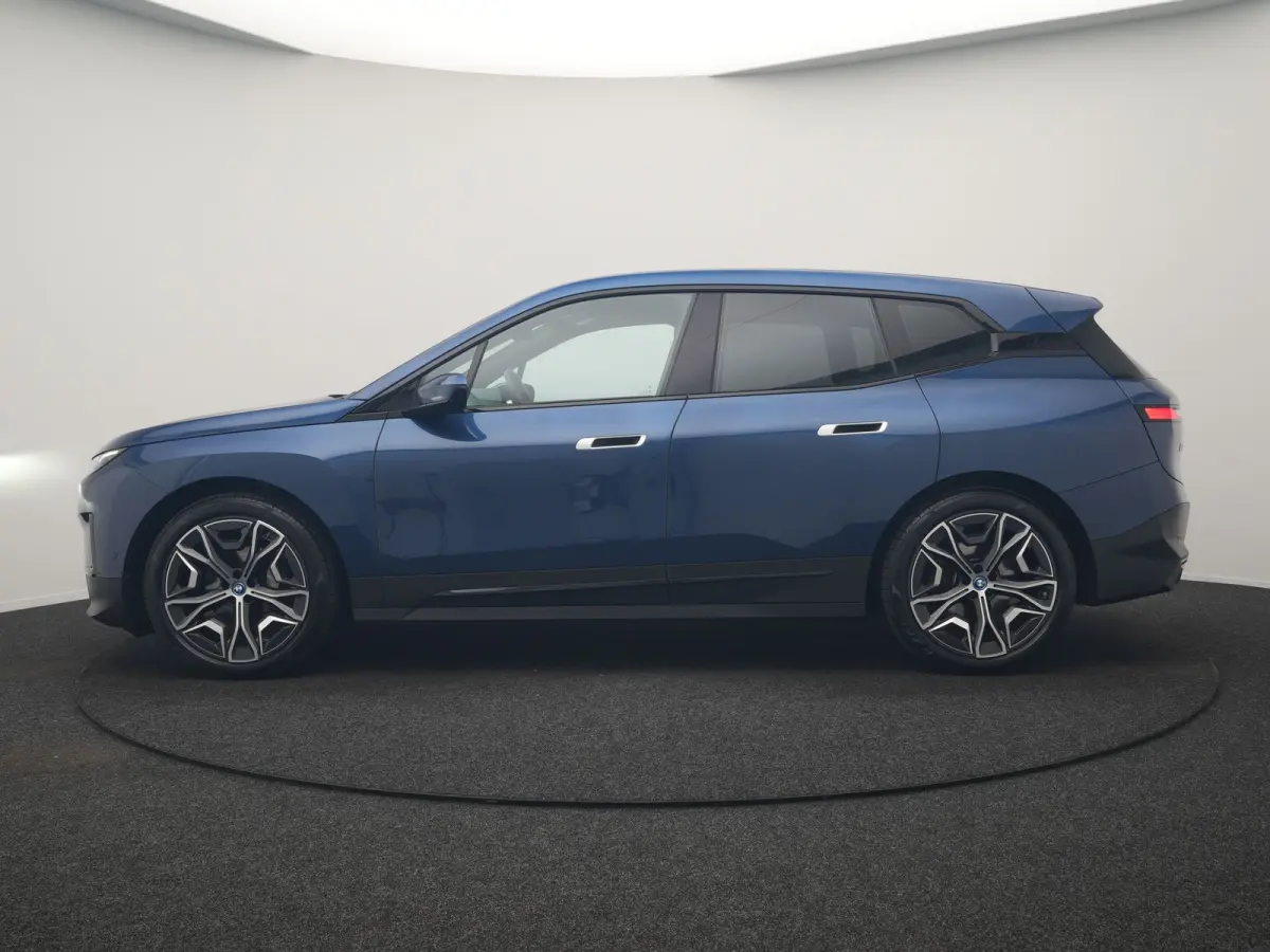 xDrive40 Excellence 77 kWh 327pk | SOH 96,9% | Trekhaak Af Fabriek | Panodak Sky Lounge | Adaptive Cruise | Head Up | 360 Camera | Harman / Kardon | Lederen Sportstoelen & Stuur Verwarmd | S