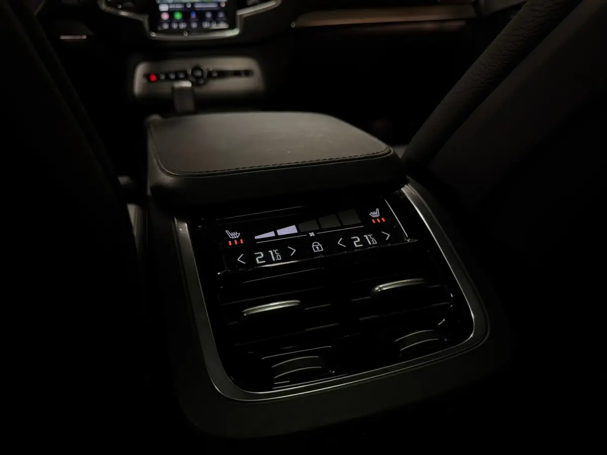 T8 AWD Recharge Ultra Dark | Luchtvering | Trekhaak | 360 Camera | Head-Up Display | Harman Kardon | 455pk | Adaptieve Cruise Control | Stoelverwarming voor+achter | Stuurwielverwarming | Sc