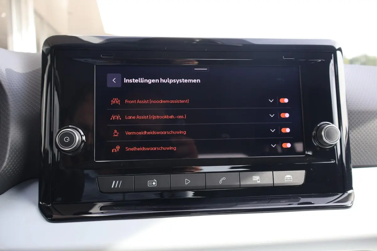 1.0 EcoTSI 95pk Style | Carplay | Climate Control | PDC | DAB radio