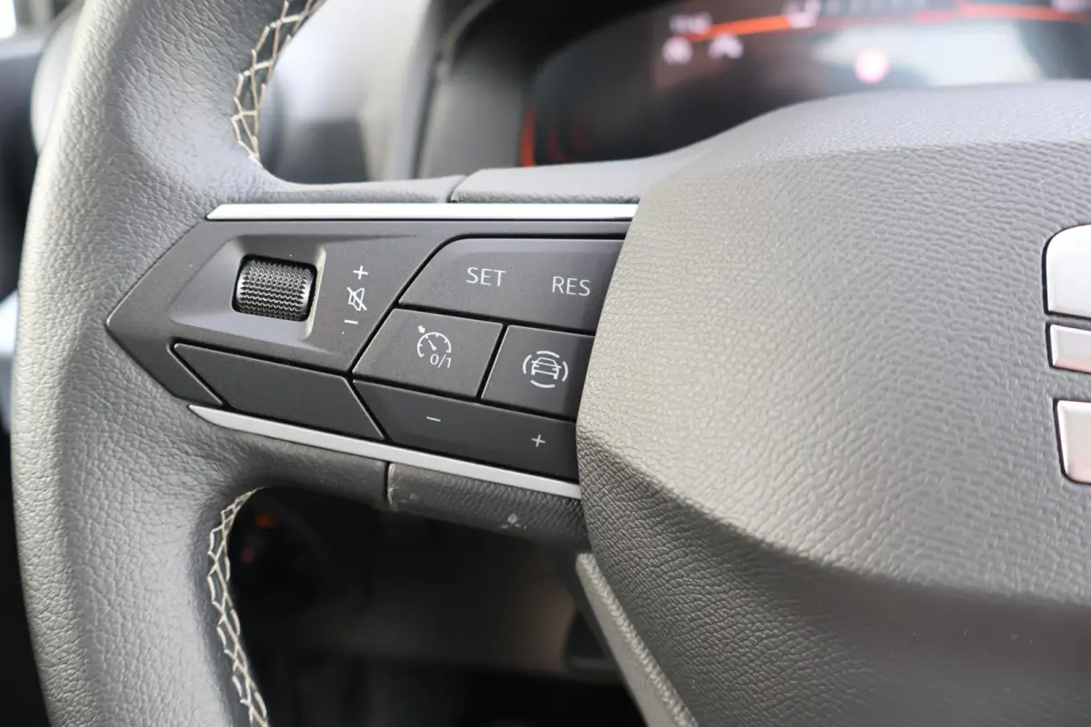 1.0 EcoTSI 95pk Style | Carplay | Climate Control | PDC | DAB radio