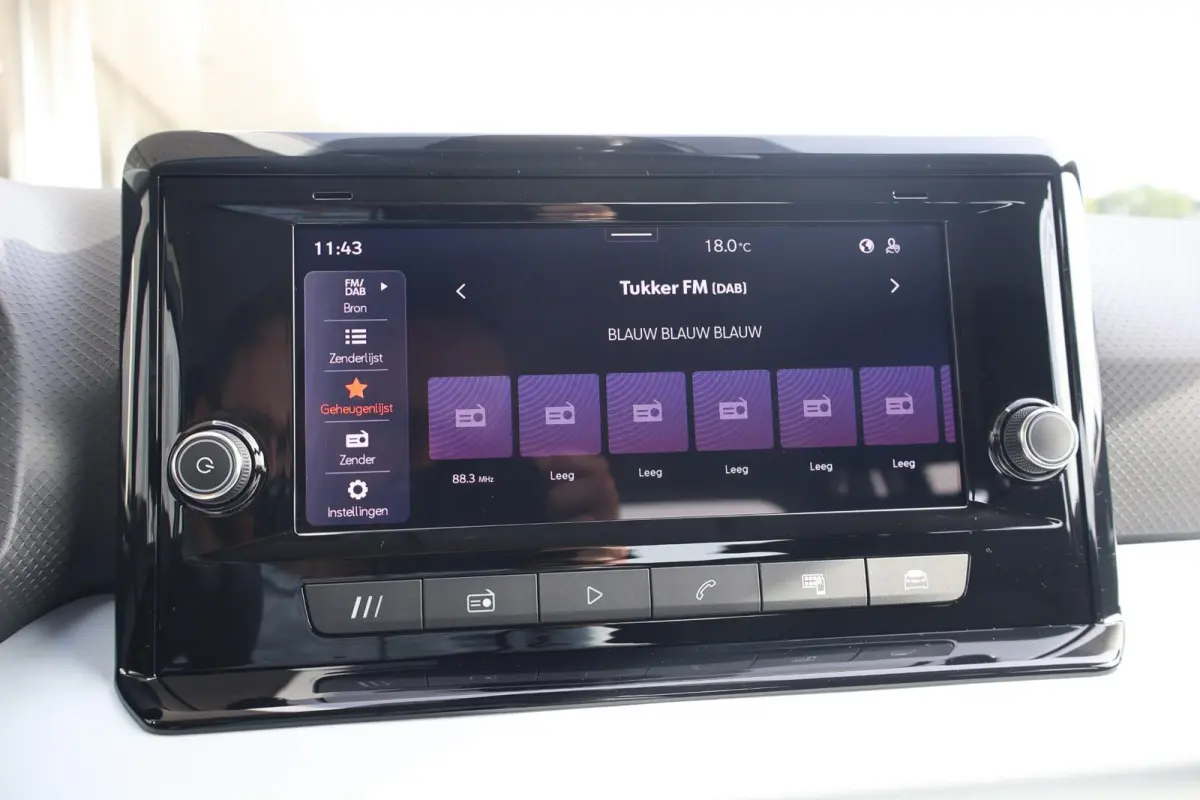 1.0 EcoTSI 95pk Style | Carplay | Climate Control | PDC | DAB radio