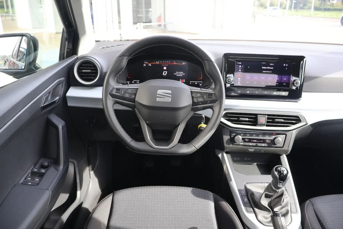 1.0 EcoTSI 95pk Style | Carplay | Climate Control | PDC | DAB radio