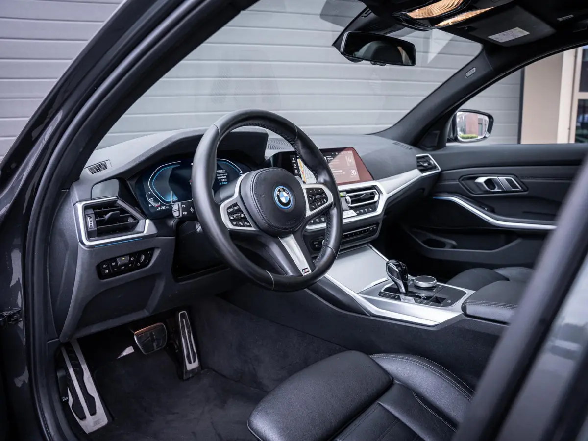 320e High Executive M-Sport l Pano l ACC | Trekhaak l 360cam l ACC
