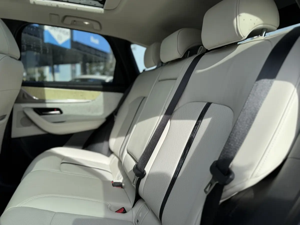 2.5 PHEV Takumi | CS & DA Pack | Panoramadak
