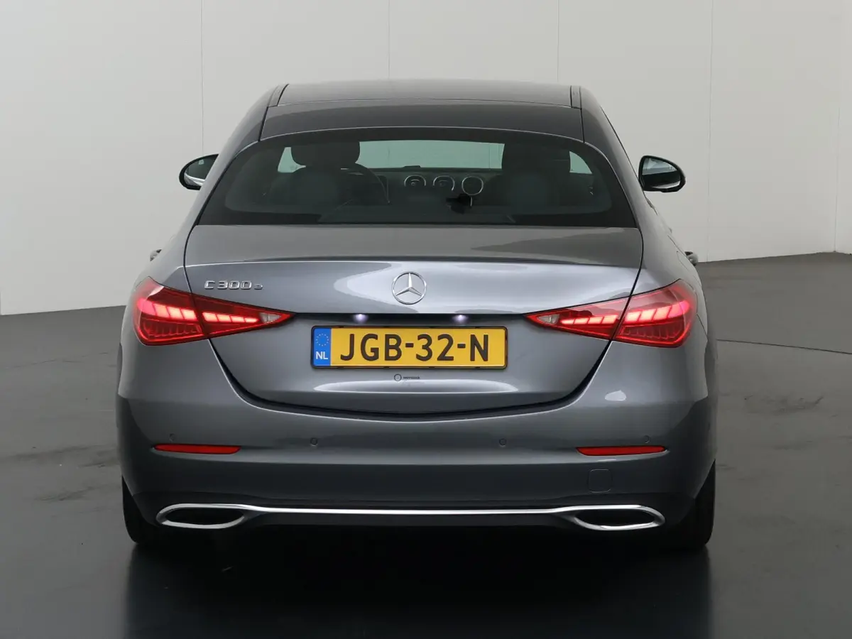 300 e Business Solution | Achteruitrijcamera |  Voorstoelen verwarmd | Apple CarPlay