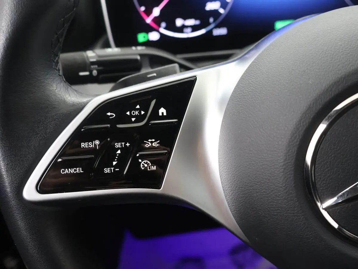 300 e Business Solution | Achteruitrijcamera |  Voorstoelen verwarmd | Apple CarPlay