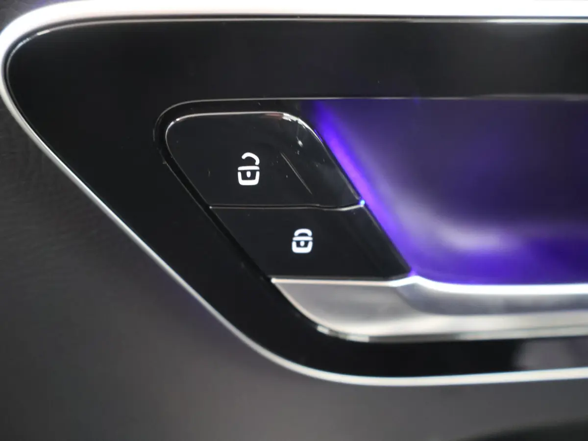300 e Business Solution | Achteruitrijcamera |  Voorstoelen verwarmd | Apple CarPlay