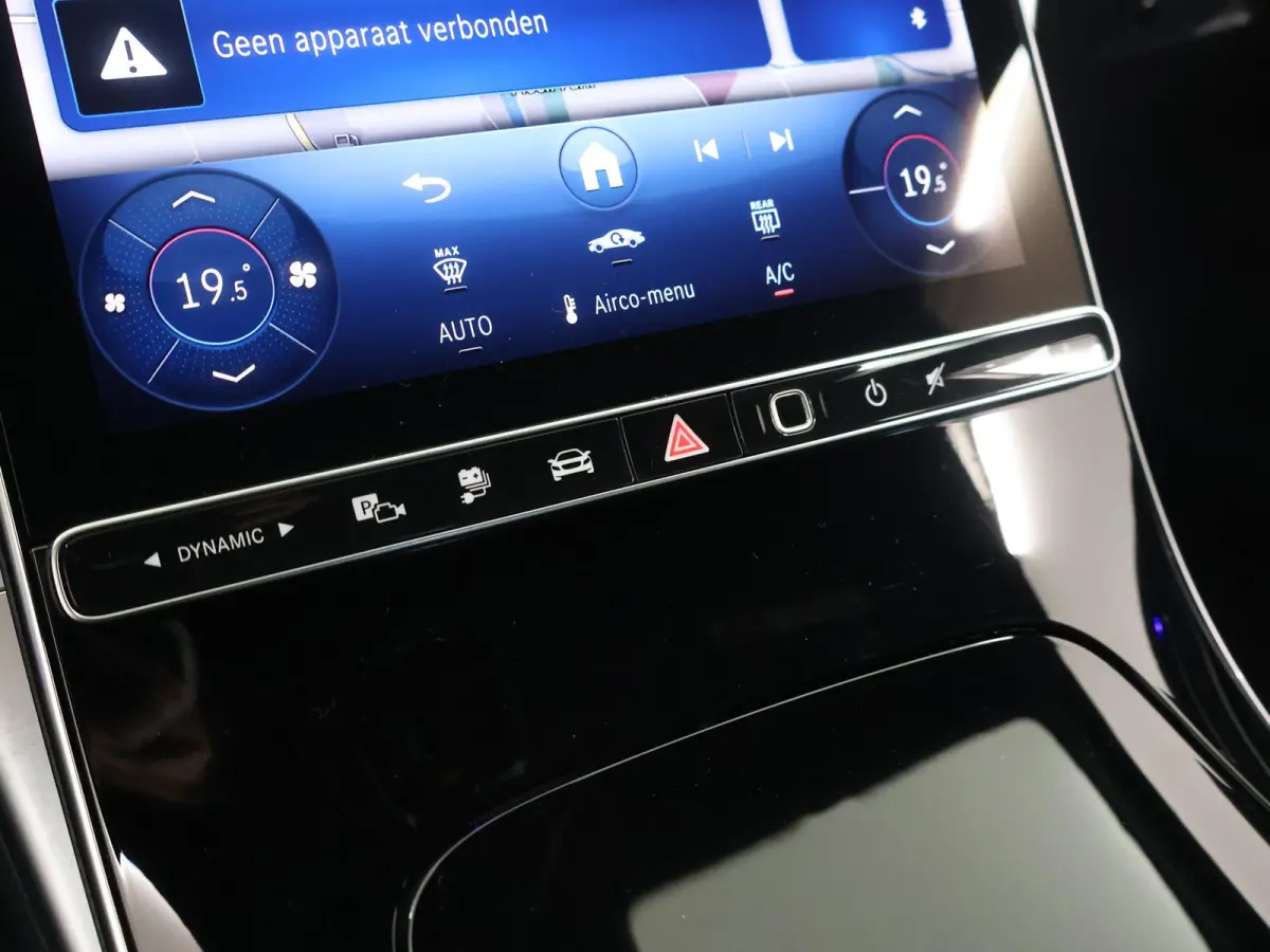 300 e Business Solution | Achteruitrijcamera |  Voorstoelen verwarmd | Apple CarPlay