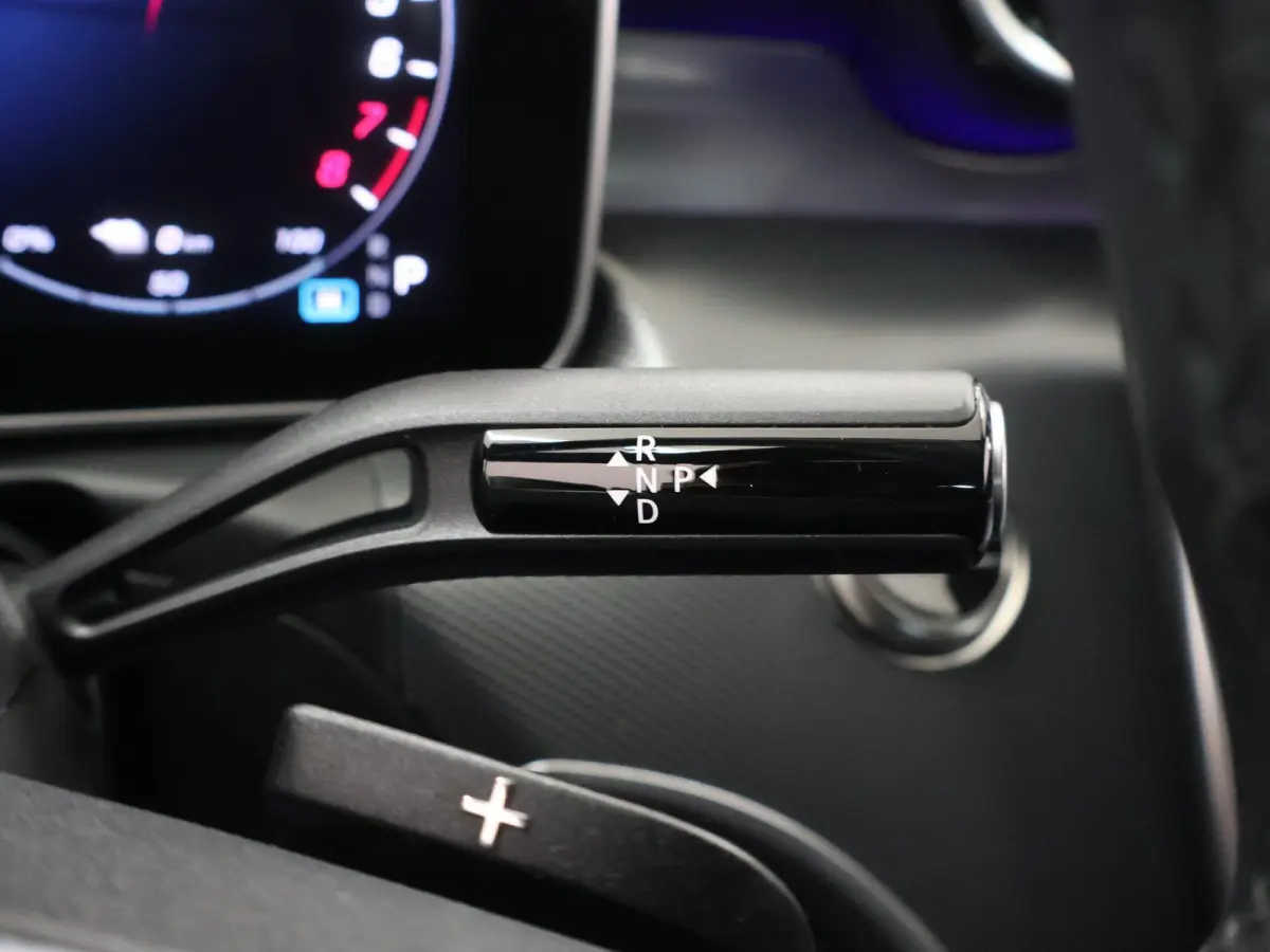 300 e Business Solution | Achteruitrijcamera |  Voorstoelen verwarmd | Apple CarPlay