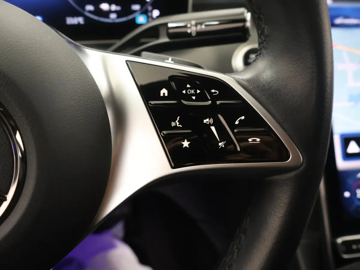 300 e Business Solution | Achteruitrijcamera |  Voorstoelen verwarmd | Apple CarPlay