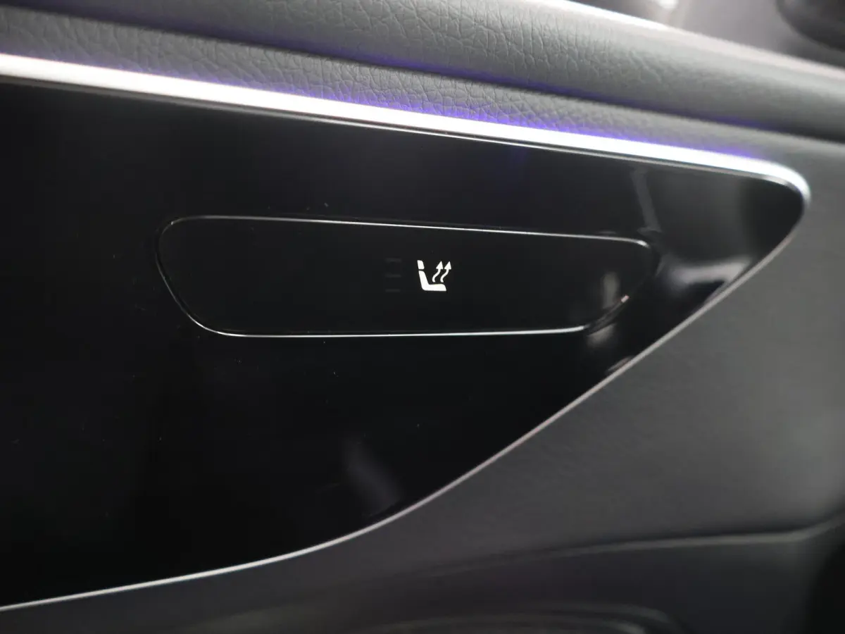 300 e Business Solution | Achteruitrijcamera |  Voorstoelen verwarmd | Apple CarPlay