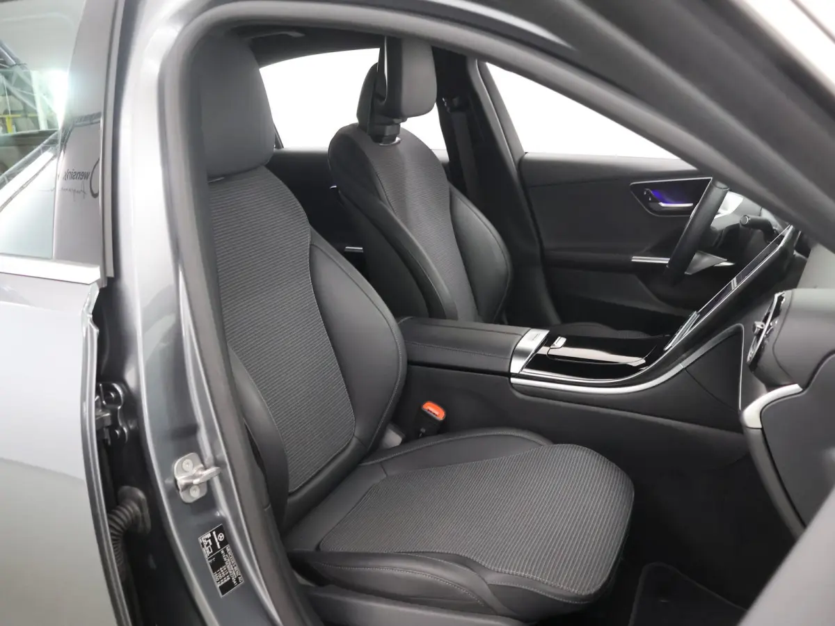 300 e Business Solution | Achteruitrijcamera |  Voorstoelen verwarmd | Apple CarPlay