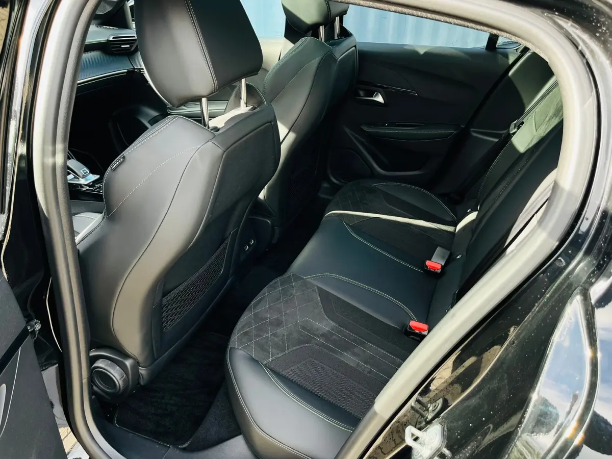 1.2 PureTech GT Pack | Achteruitrijcamera | Apple Carplay/Android Auto|telefoonintegratie premium | Elektrische ramen achter