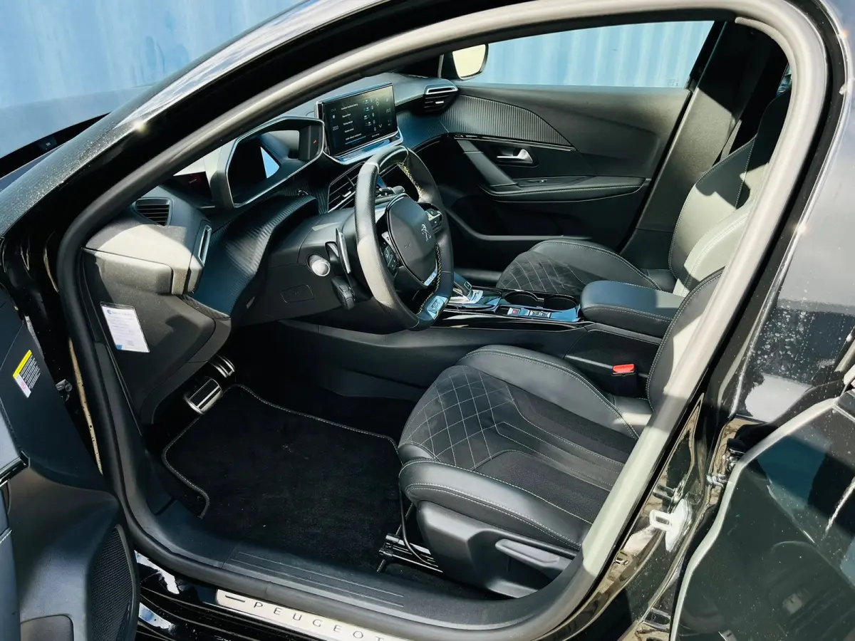 1.2 PureTech GT Pack | Achteruitrijcamera | Apple Carplay/Android Auto|telefoonintegratie premium | Elektrische ramen achter