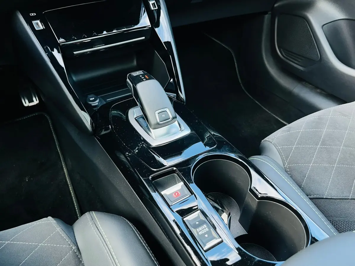 1.2 PureTech GT Pack | Achteruitrijcamera | Apple Carplay/Android Auto|telefoonintegratie premium | Elektrische ramen achter