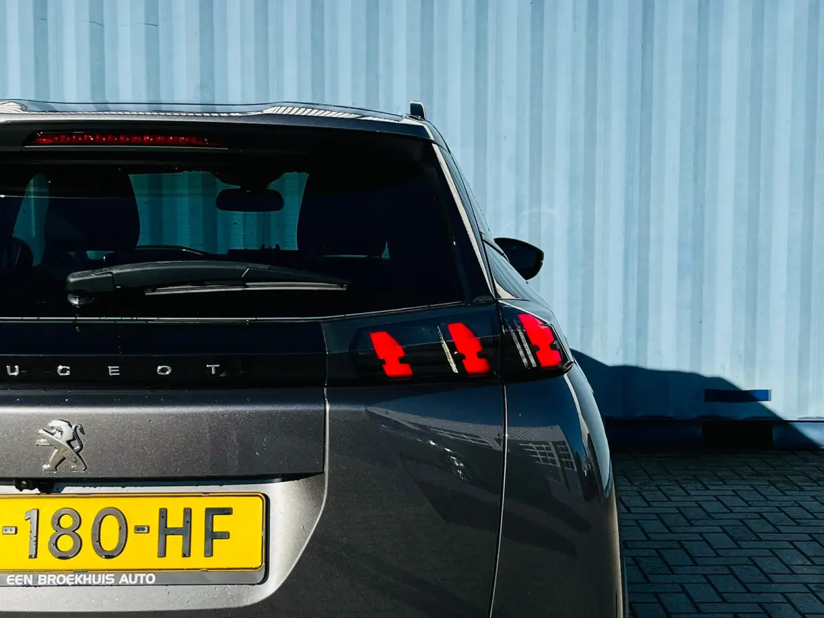 1.2 PureTech Allure | Achterbank in delen neerklapbaar | Achteruitrijcamera | Airco (automatisch)