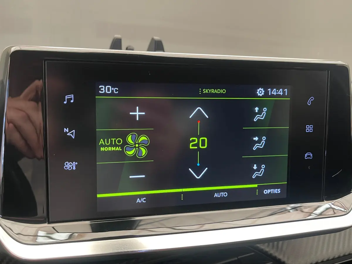 1.2 PureTech Allure | Achterbank in delen neerklapbaar | Achteruitrijcamera | Airco (automatisch)