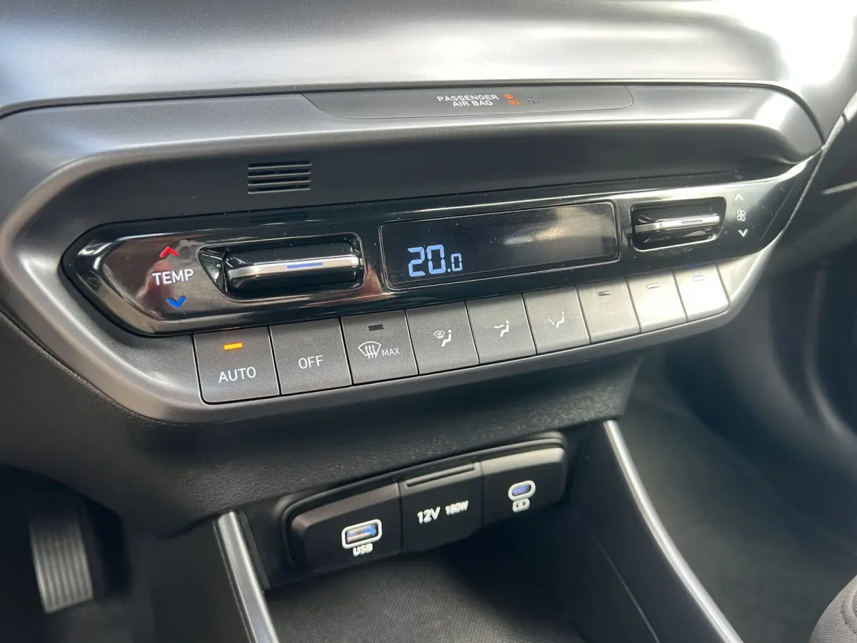 1.0 T-GDI 100pk Premium | Carplay | Climate control | Cruise control | Stoel/stuurverwarming | Camera | Parkeersensoren | DAB | Premium Audio | Lichtmetalen velgen | Navigatie