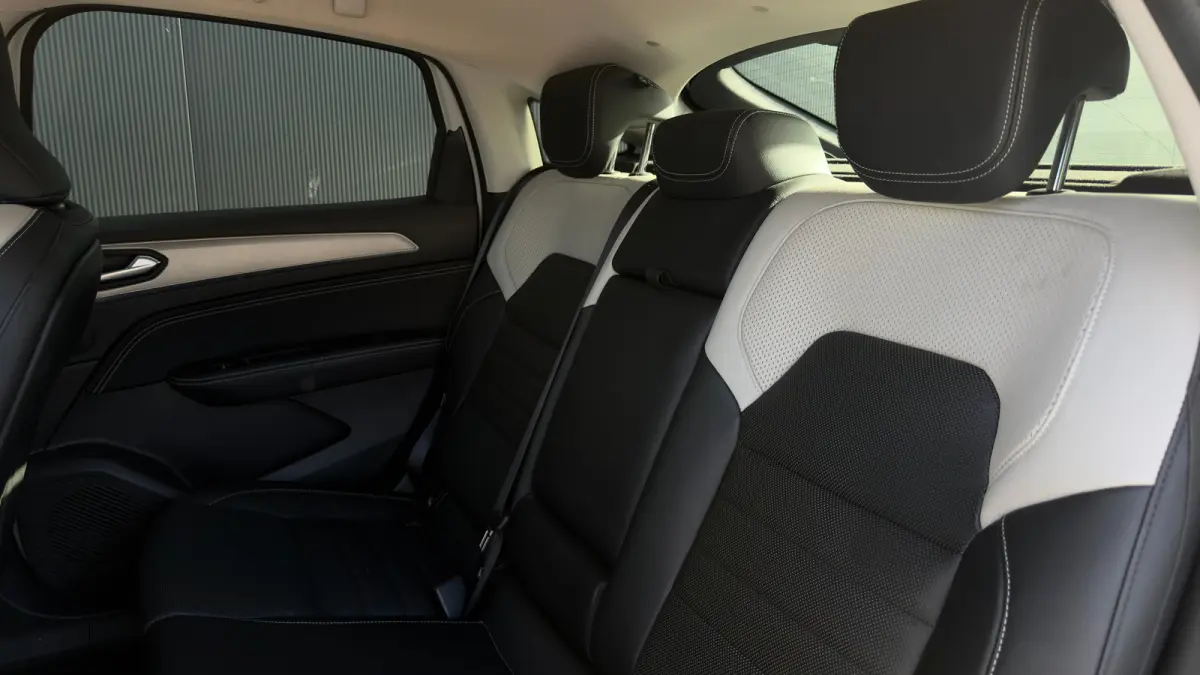 1.6 E-Tech Hybrid 145pk Intens | Trekhaak | Adaptive Cruise | Elektrische bestuurderstoel | Achteruitrijcamera | Carplay | 18" |