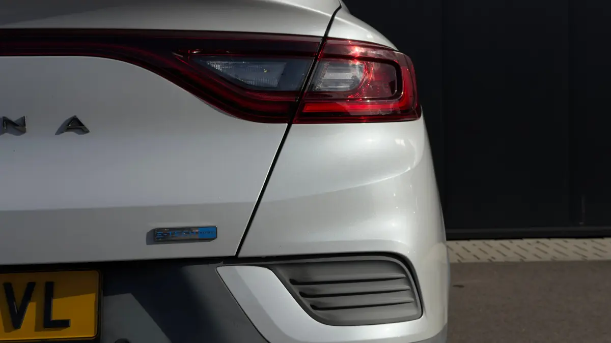 1.6 E-Tech Hybrid 145pk Intens | Trekhaak | Adaptive Cruise | Elektrische bestuurderstoel | Achteruitrijcamera | Carplay | 18" |