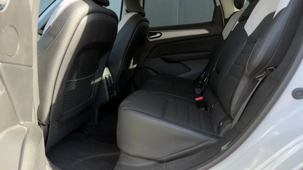 1.6 E-Tech Hybrid 145pk Intens | Trekhaak | Adaptive Cruise | Elektrische bestuurderstoel | Achteruitrijcamera | Carplay | 18" |