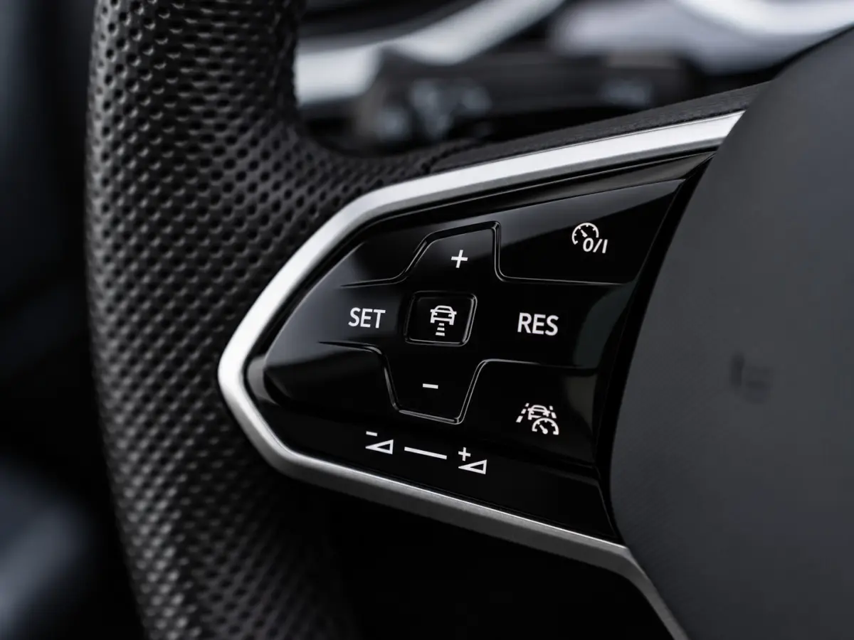 1.5 TSI R-Line|PANO|ACC|19''|MASSAGE|APP|IQ