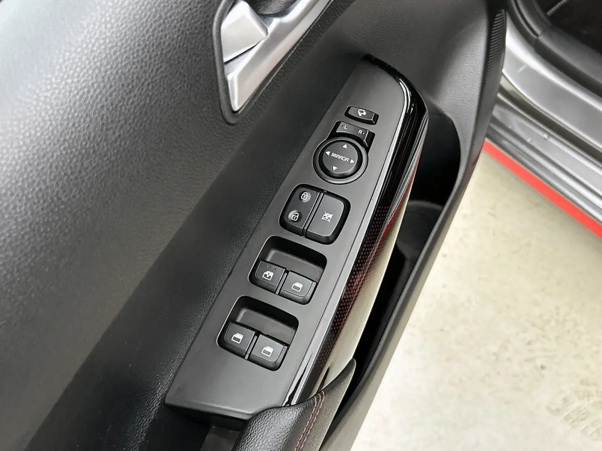 1.0 T-GDi GT-Line 5p | SCHUIF-KANTELDAK | ACHTERUITRIJCAMERA | APPLE CARPLAY - ANDROID AUTO | LEDER | STOELVERWARMING | STUURWIELVERWARMING | CLIMATE CONTROL | CRUISE CONTROL | LICHTMETALEN 