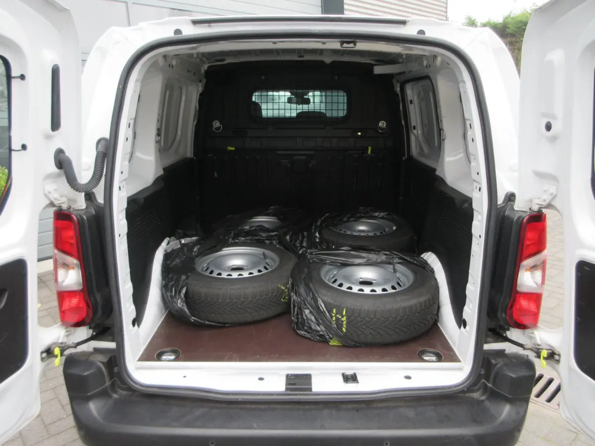 1.5 D-4D Live, 102pk, Euro 6, Airco, PDC, 3-Zits, Navigatie.
