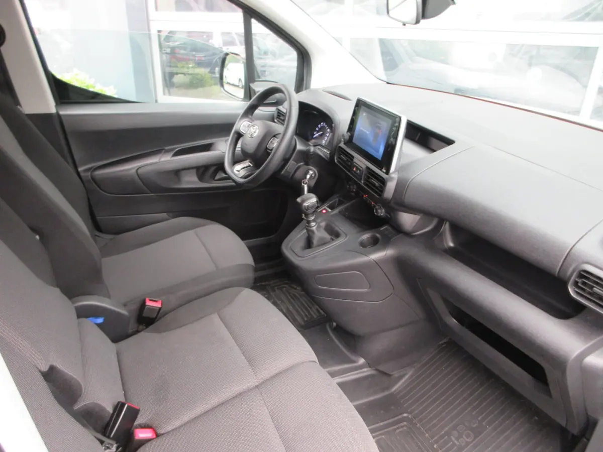 1.5 D-4D Live, 102pk, Euro 6, Airco, PDC, 3-Zits, Navigatie.