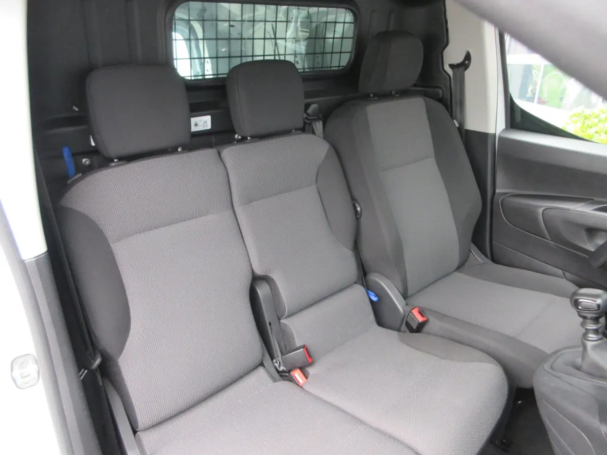 1.5 D-4D Live, 102pk, Euro 6, Airco, PDC, 3-Zits, Navigatie.